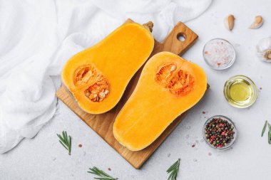 Tahtada tuz, biber, yağ ve biberiye ile hazırlanmış tereyağlı kabak.