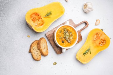 Tohumlu kabak çorbası ve kızarmış ekmek ve sarımsak ile servis edilen otlar.