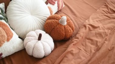 Yumuşak balkabakları rahat desenli yatak döşemeleri, sonbahar dekorları, sonbahar mevsimi sıcaklığı..