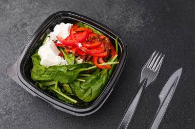 Sağlıklı yemek ya da vejetaryen öğle yemeği konsepti için kurutulmuş domates peyniri ve kırmızı biberli ıspanak salatası.