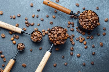 Kahve çekirdeği dolu üç kaşık düz yatıyordu.