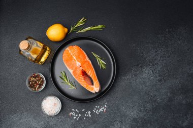 Biberiye, limon ve baharatla süslenmiş somon filetosu..