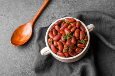 Vejetaryen protein, yemek pişirme ya da gıda malzemesi konsepti için dereotu ve ahşap kaşıklı kırmızı böbrek fasulyesi.