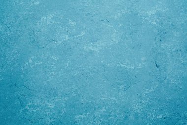 Kaba alçı desenli mavi duvar ve benekli grunge yüzeyi