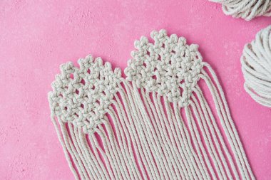 Pembe arka planda çift makrome kalp panelleri devam ediyor