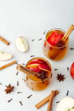 Tarçınlı elma şarabı, yıldız anason ve ışık yüzeyinde karanfil.