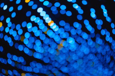 Soyut mavi ve sarı ışık, koyu arkaplan, bokeh etkisi, odak dışı