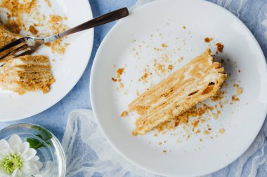 Napolyon keki Millefeuille tatlı puf böreği beyaz tabakta krema