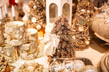 Kırsal kozalak Noel ağaçları ve huş ağacı kabuğu mum tutucuları mevsimlik dekorasyonlar sergiler