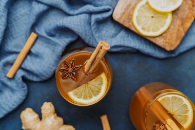 Limonlu sıcak içecek, tarçın çubukları, yıldız anason ve zencefil kökü..