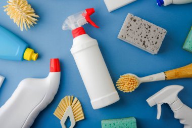Mavi arkaplanda temizlik malzemeleri var.