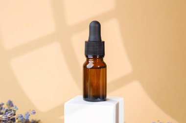 Kehribar serumu cam kozmetik şişesi ve lavanta.