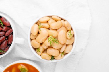 Böbrek, tereyağı ve kuru fasulye havlunun üzerinde protein yiyecekler, temiz yiyecekler veya vegan çeşitliliği konsepti için.