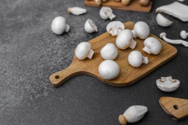 Düğme, kral istiridyesi ve Shimeji de dahil olmak üzere çeşitli mantarlar pişirme, tarif veya beslenme konsepti için kesim tahtalarında