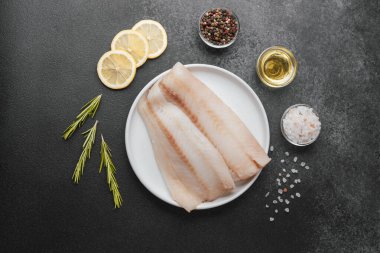 Baharatlı, limonlu ve biberiyeli ham pollock fileto.