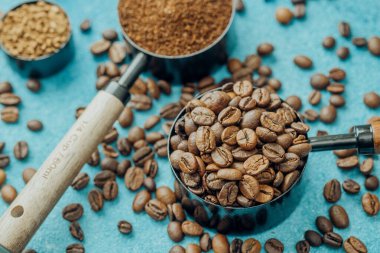 Kahve, kahve ve fasulye, mavi arka planda.