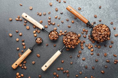 Kahve çekirdeği dolu üç kaşık düz yatıyordu.