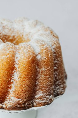 Altın demet kek beyaz taş arka planlı beyaz standa yakın