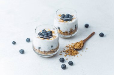 Taze yaban mersinli yoğurt tanecikleri.