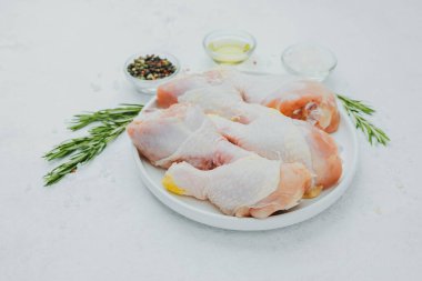 Tavuk budu ve biberli beyaz tabak.