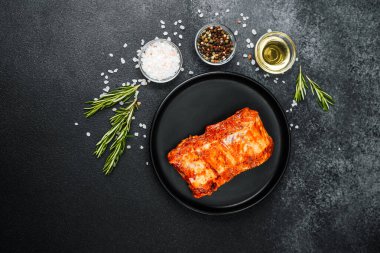 Biberiye ve tuzlu siyah tabakta baharatlı domuz kaburgası.