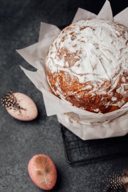 Pudra şekeri ve pastel yumurtalı Paskalya pastası. Tatil fırını ve dekor konsepti.