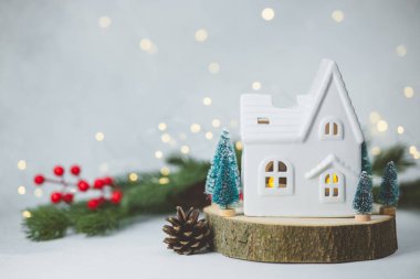 Beyaz seramik ev dekorasyonu, küçük çam ağaçları, kırmızı böğürtlen ve sıcak ışık, şenlikli arka plan..