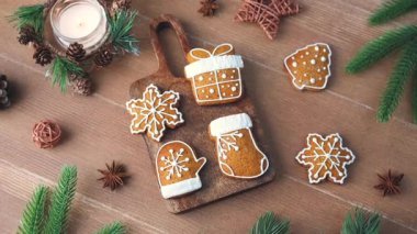 Kar taneleri, hediye ve çorap şeklinde kremalı tatil kurabiyeleri..