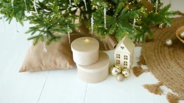 Noel zamanı süslenmiş köknar ağacını mücevherlerle ve hediyelerle kapatın..