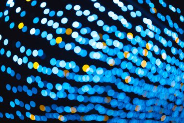 Siyah gecelerde parlayan soyut arkaplan mavi ve sarı ışık deseni