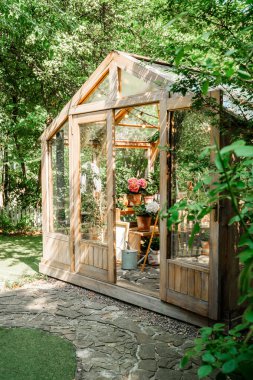 Bahçe işleri için orman bahçesinde çiçek açan kır serası.