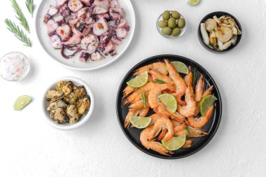 Açık büfe, yemek servisi ya da menü konsepti için beyaz masada karides ve ahtapot çeşitleri