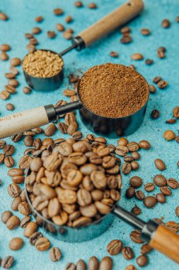 Kahve, hazır kahve ve mavi arka planda kepçelerle fasulye.