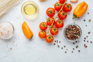 Erişte, tuzlu biber, domates ve yağlı beyaz arka plan.