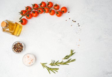 Beyaz arka planda domates, zeytinyağı, tuz, biber ve biberiye karışımı.