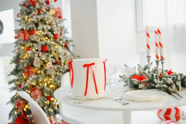 Noel sofrası dekore edilmiş ağaçlar ve Noel yemeği için parlayan ışıklar.