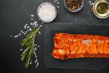 Biberiye ve baharatla marine edilmiş domuz pirzolası.