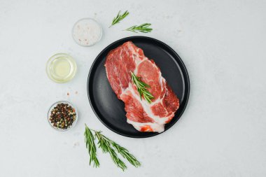 Biberiyeli domuz bifteği, siyah tabakta baharatlı.