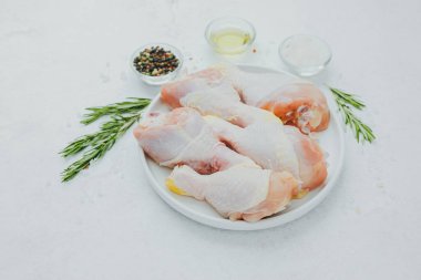 Tavuk budu ve biberli beyaz tabak.