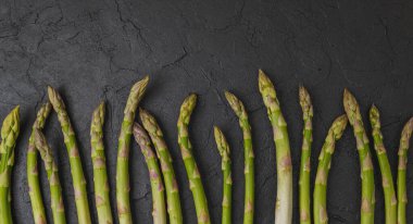 Taze yeşil kuşkonmaz mızrakları siyah desenli sırt grubunda