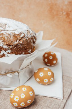 Elle boyanmış papatya yumurtalı geleneksel Paskalya pastası. Ev yapımı şenlik malzemeleri ve dekorasyonu.