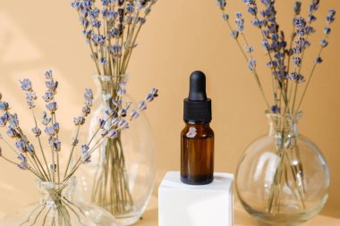 Vazoda lavanta buketli Amber kozmetik damlası şişesi.