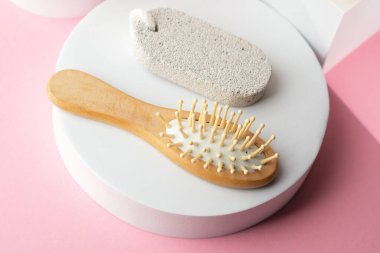 Doğal banyo aksesuarları arasında fırça süngeri ve sünger taşı da var.