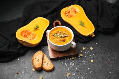 Kabak çorbası kızarmış ekmek ve kabak çekirdekleri ile servis edilir.