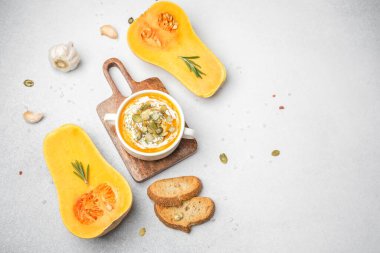 Biberiyeli kabak çorbası, sarımsak, tohum ve kızarmış ekmek.