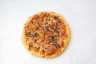  Taze pişmiş mantarlı pizza domuz pastırması ve açık beyaz arka planda tavuk yemeye hazır.