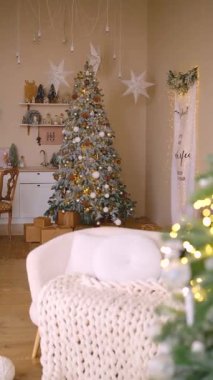 Kış tatili için dekore edilmiş Noel ağacı ve sıcak kanepesi olan rahat bir oturma odası..