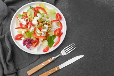 Domates kırmızısı biberli marul salatası ve Akdeniz mutfağı için zeytin konsepti