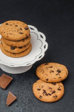Lezzetli çikolatalı kurabiyeler dekoratif bir tabakta güzelce düzenlenir..