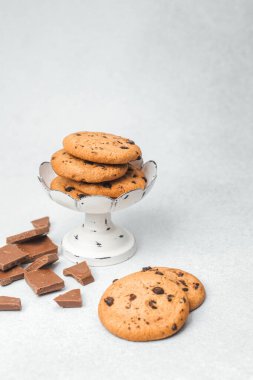 Taze pişmiş çikolatalı kurabiyeler çikolatalı kaideye dizilmiş..